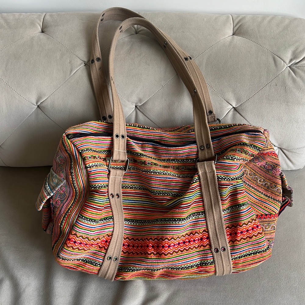 Colorful weekend bag with side pockets